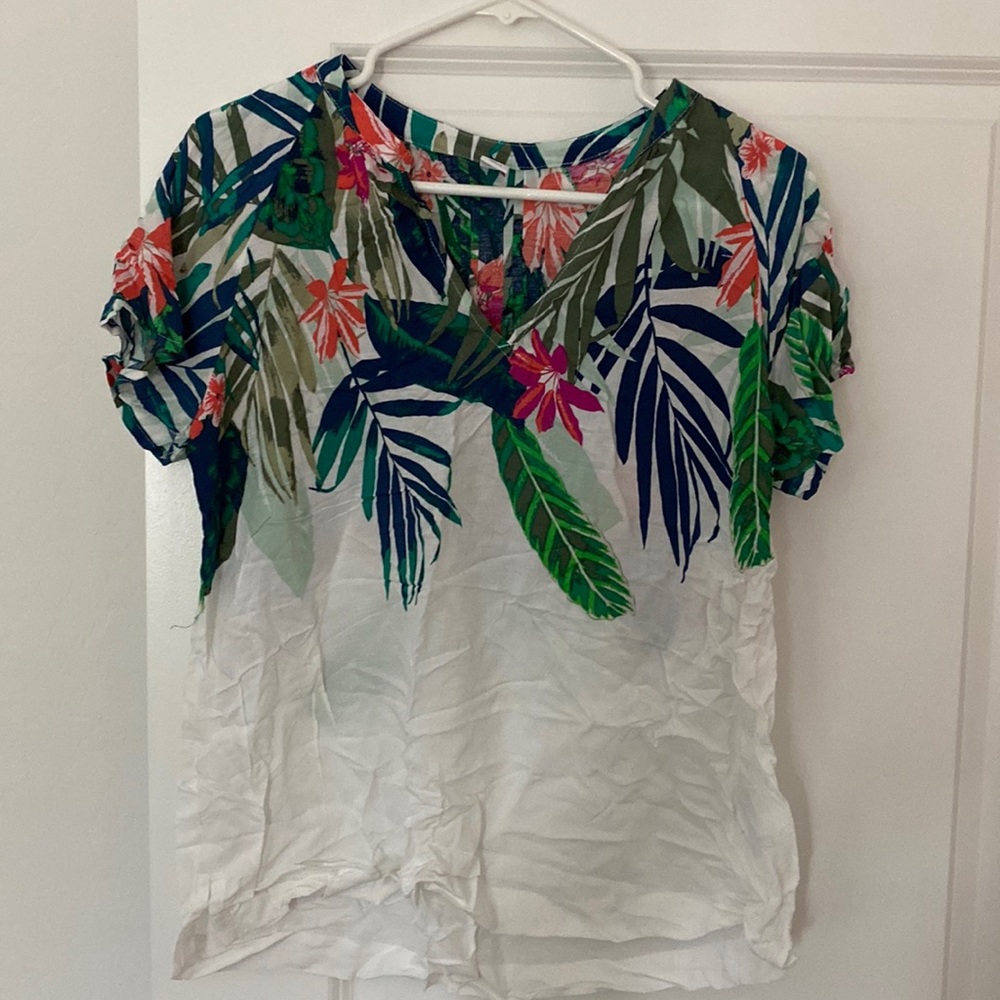 Old navy womens blouse jungle print. Size M